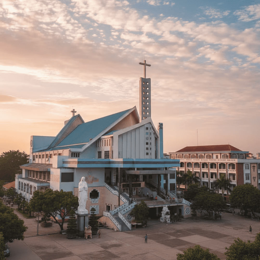 Thánh lễ được cử hành mỗi ngày, các giáo dân và du khách đều có thể tham gia